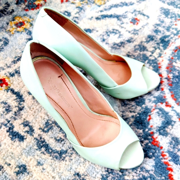 BCBG Generation peep toe pumps - Picture 3 of 9